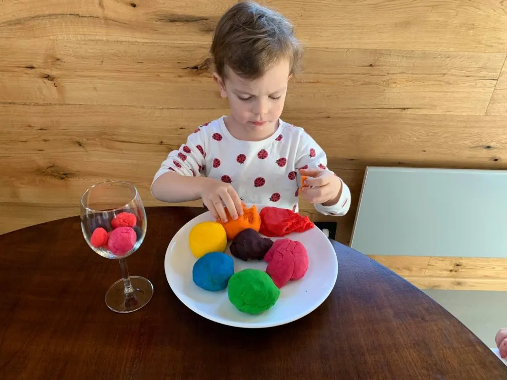 dzieci robią domową ciastolinę