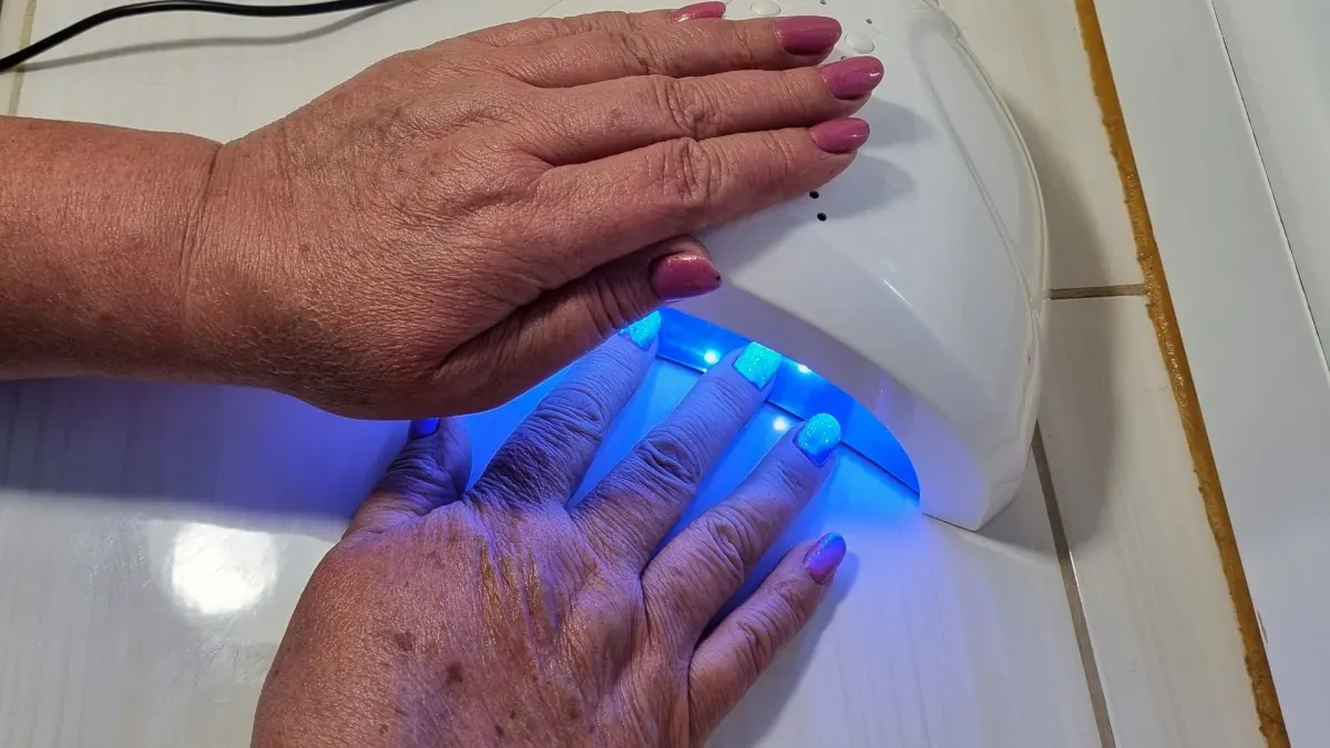 ochrona dłoni przed lampą uv manicure hybrydowy