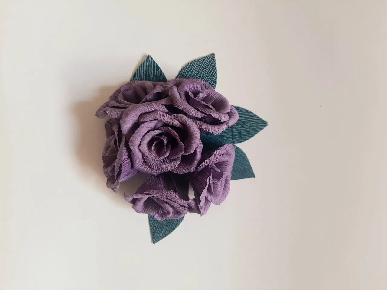 dekoracje z kwiat&oacute;w z bibuły