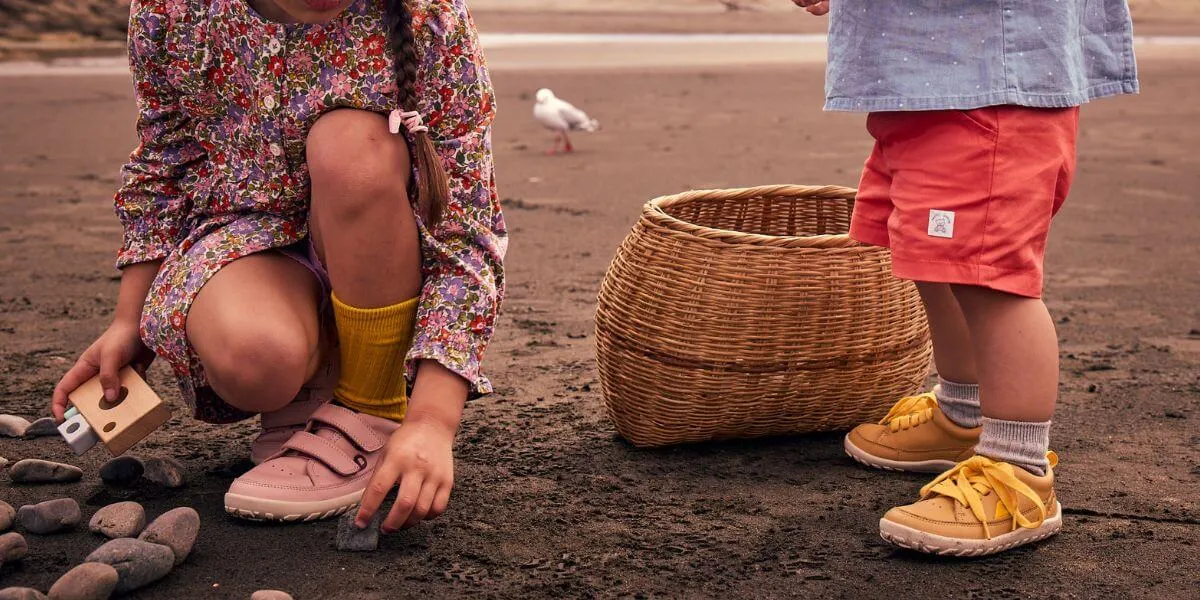 dziecko w za dużych butach, stopa dziecka