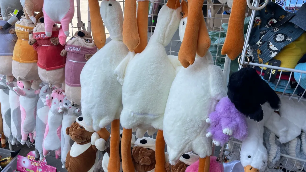 Pluszowe gęsi na straganie w miejscowości turystycznej