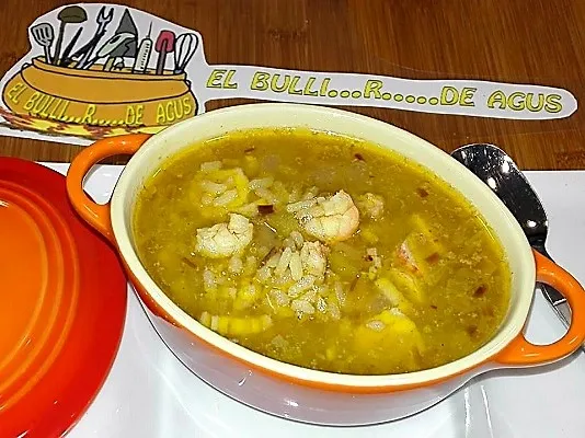 Sopa de arroz y pescado plato terminado