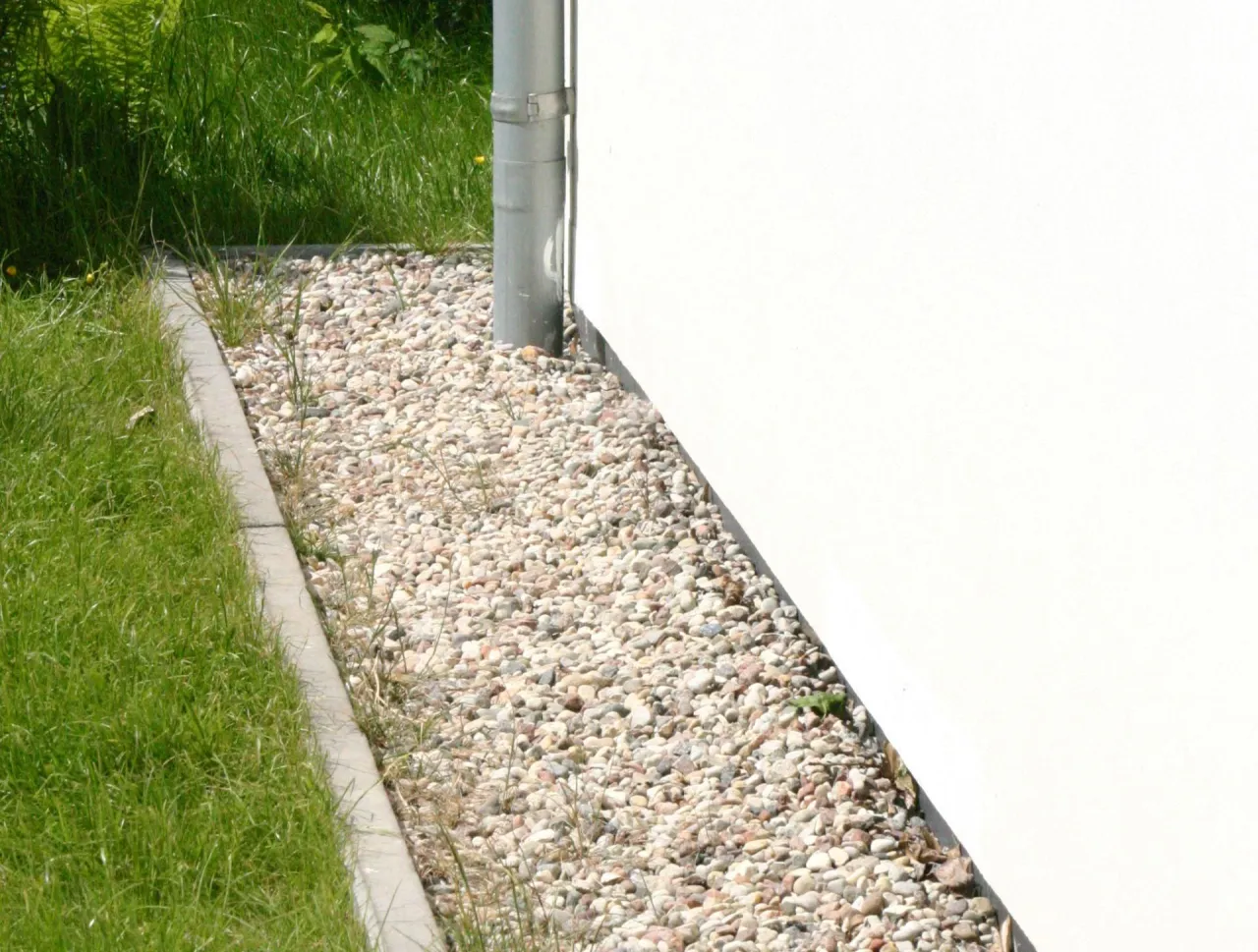 opaska z kamienia naturalnego wok&oacute;ł domu