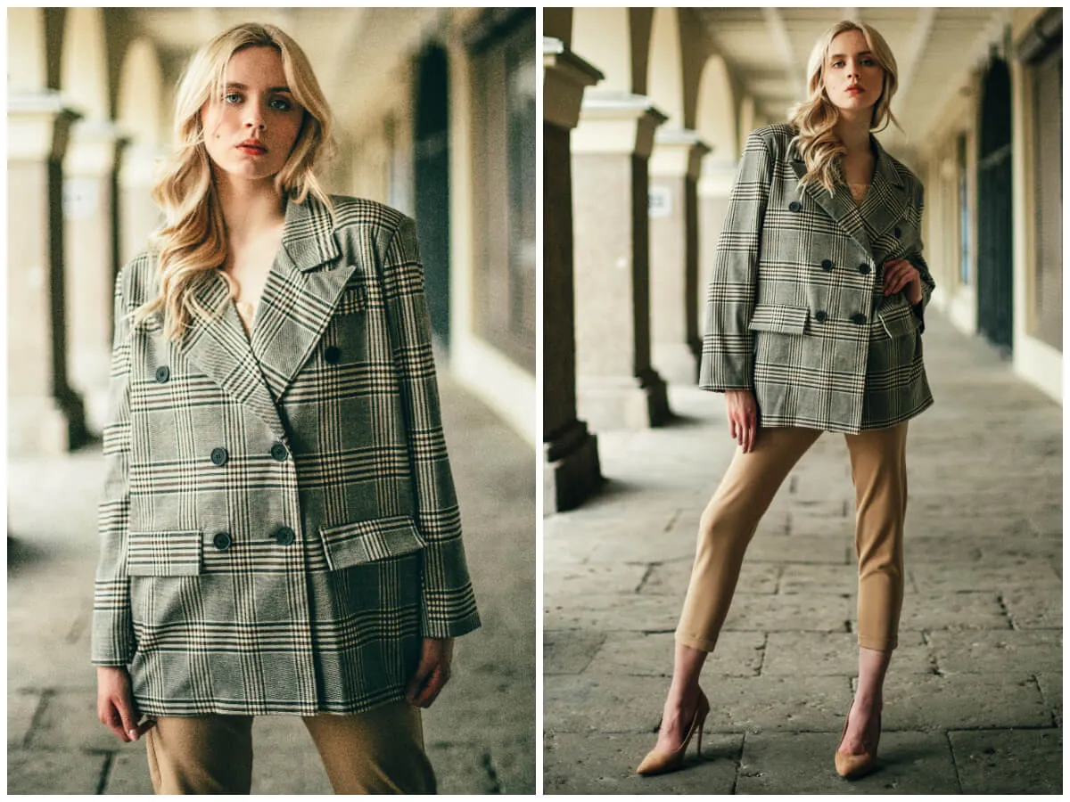 Elegancka stylizacja, która inspiruje, jak się ubrać na kabaret: kraciasty dwurzędowy żakiet, beżowe spodnie i szpilki.