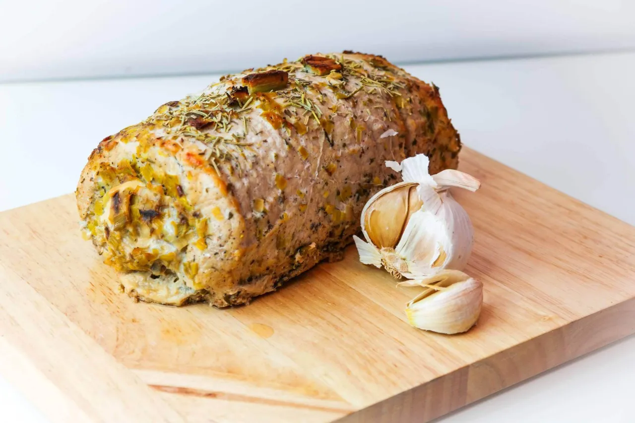 pieczeń schabowa faszerowana na desce do krojenia