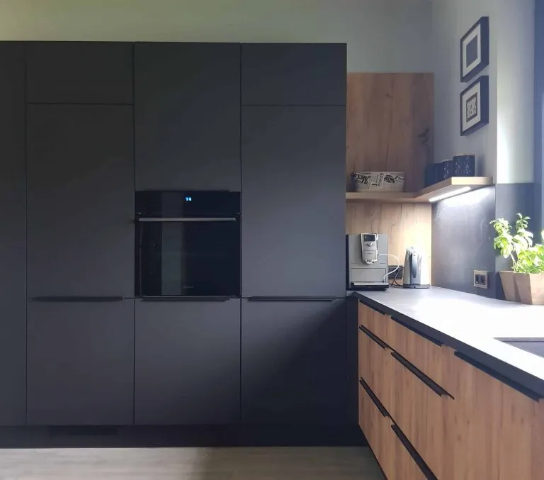 wysoka zabudowa kuchenna w kształcie L