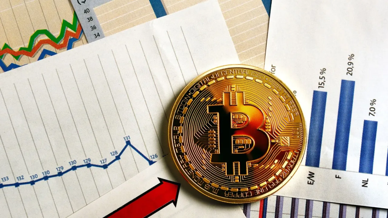 Złoty Bitcoin na tle wykres&oacute;w. Zastanawiasz się, kryptowaluty od czego zacząć? Analiza danych to klucz do sukcesu.