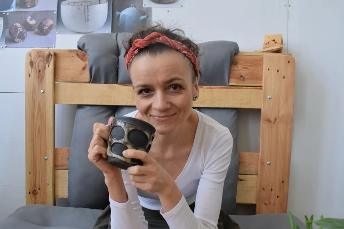 Uśmiechnięta para lepiąca glinę podczas randki ceramicznej w Krakowie