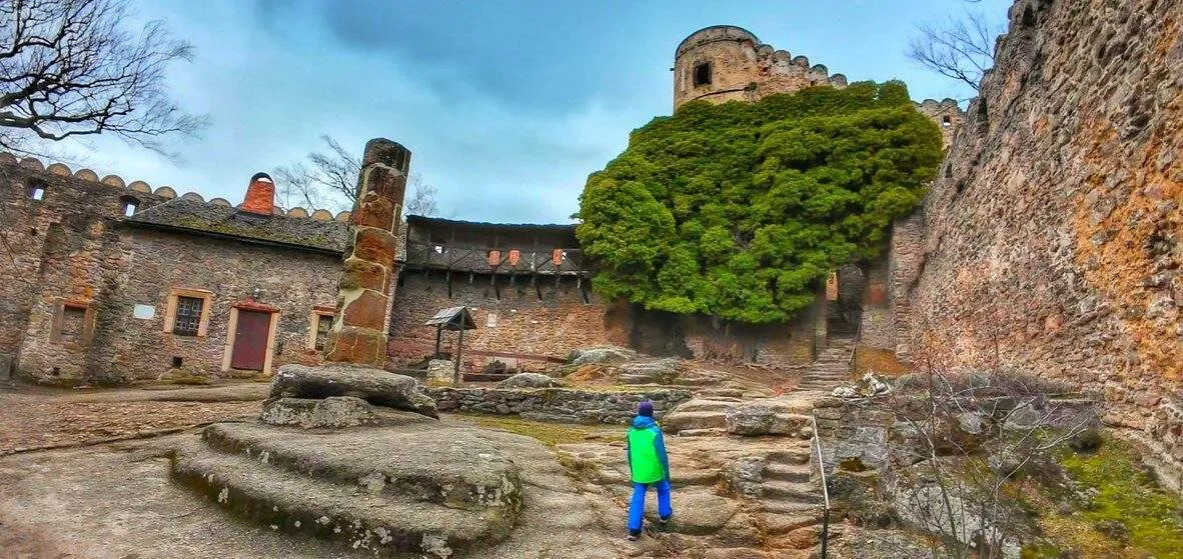 Zamek Chojnik ruiny jesień