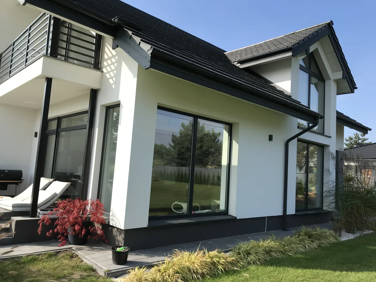 czarny dach okna antracyt, czarny dach okna białe, czarny dach okna drewnopodobne, czarny dach okna czarne