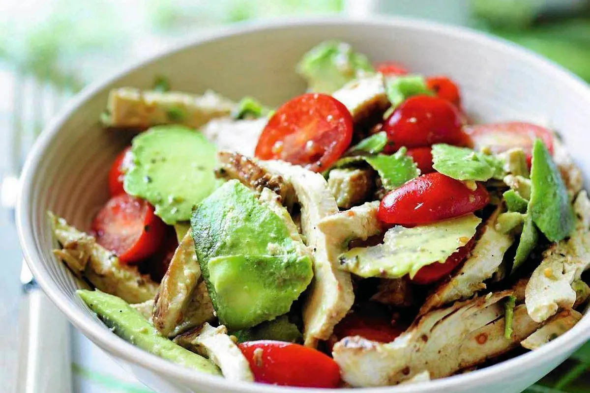 r&oacute;żne rodzaje sałatek z kurczakiem por&oacute;wnanie