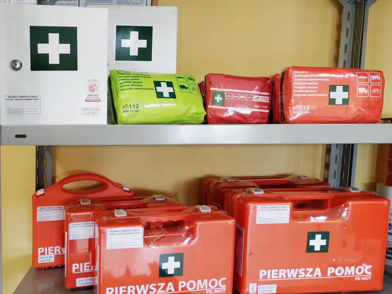 Apteczka pierwszej pomocy w biurze oznakowanie