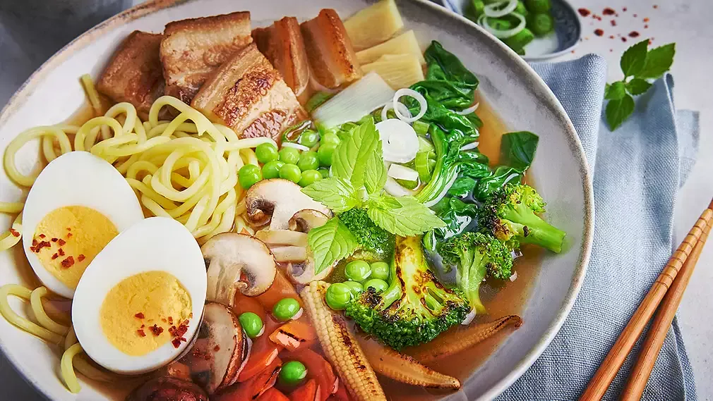 Miski z r&oacute;żnymi rodzajami ramenu: tonkotsu, miso, shoyu