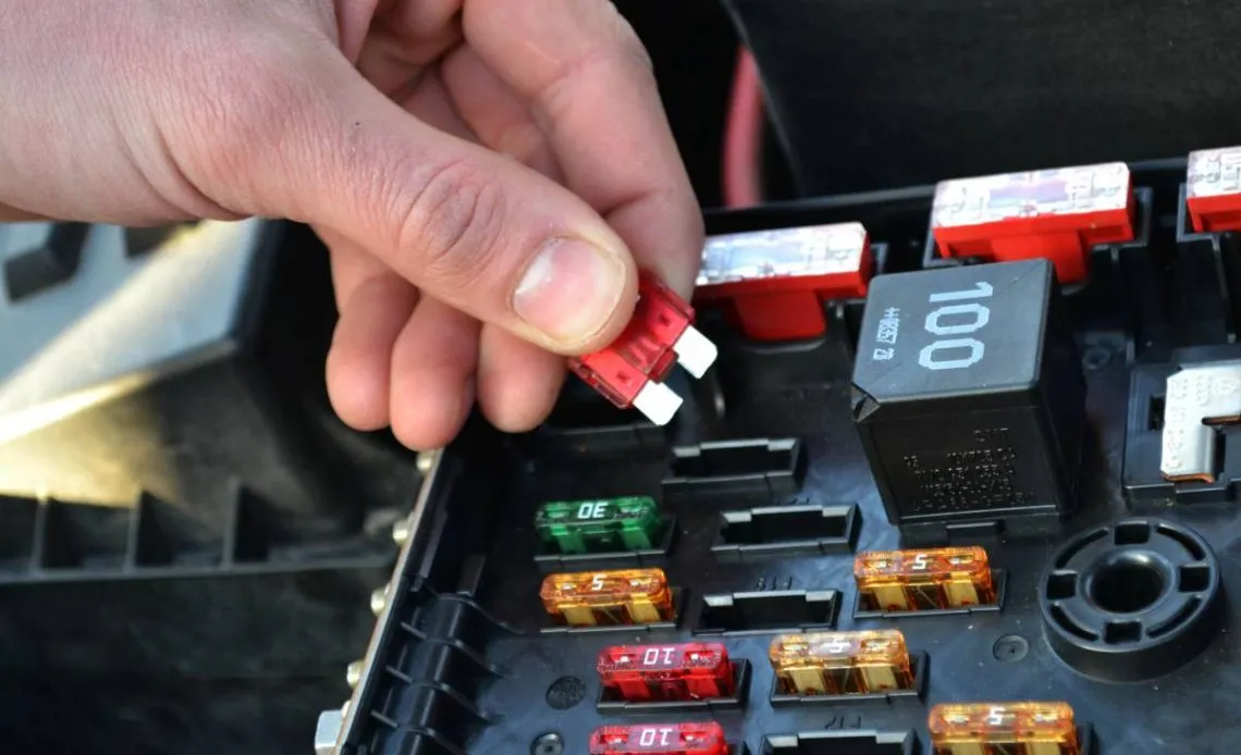 Skrzynki bezpieczników w samochodzie lokalizacja