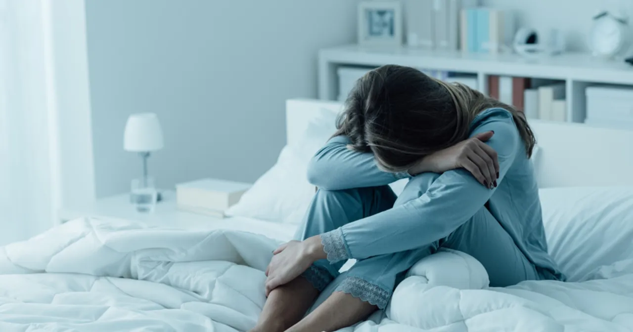 Osoba zmęczona psychicznie, przytłoczona myślami, zamyślona