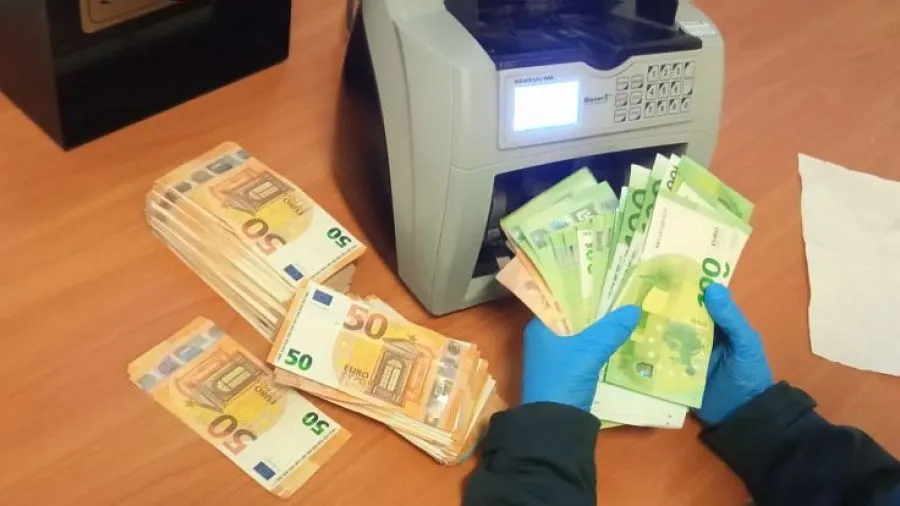 Przew&oacute;z got&oacute;wki przez granicę, banknoty euro