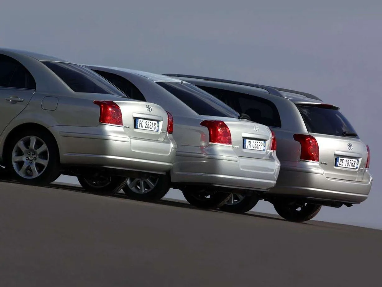 Toyota Avensis T25 kombi sedan liftback