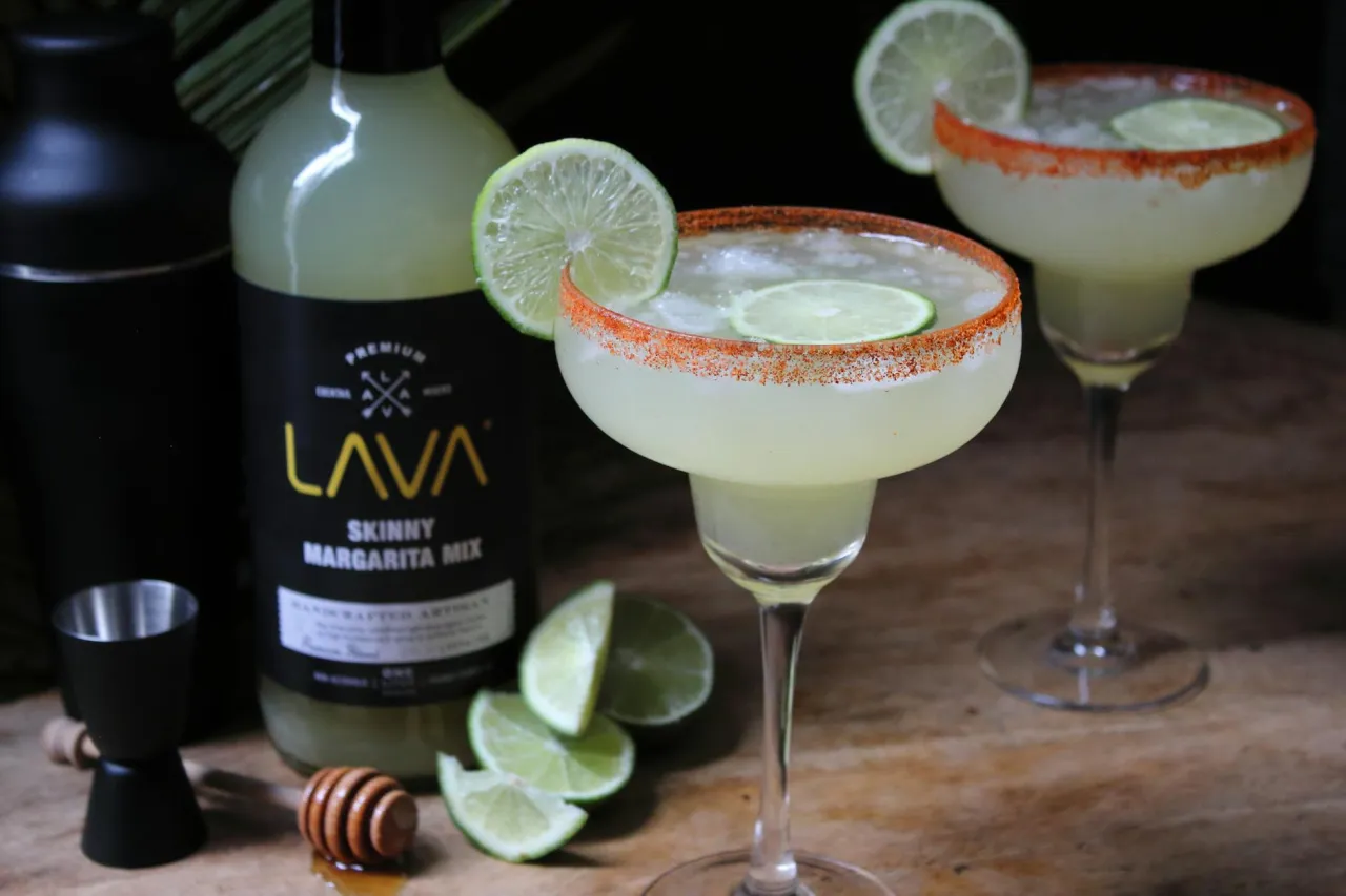 Idealny Margarita przepis z LAVA Skinny Margarita Mix. Dwa drinki z solą i limonką, shaker, miarka i świeże limonki.