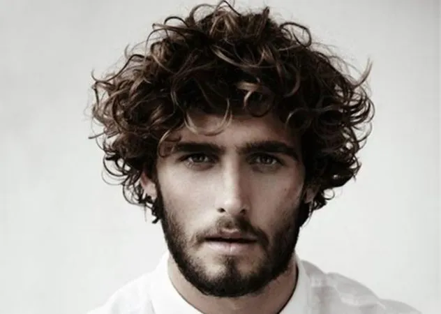 Zdjęcie Efekt mokrych włosów męskich: 5 trików dla modnej fryzury