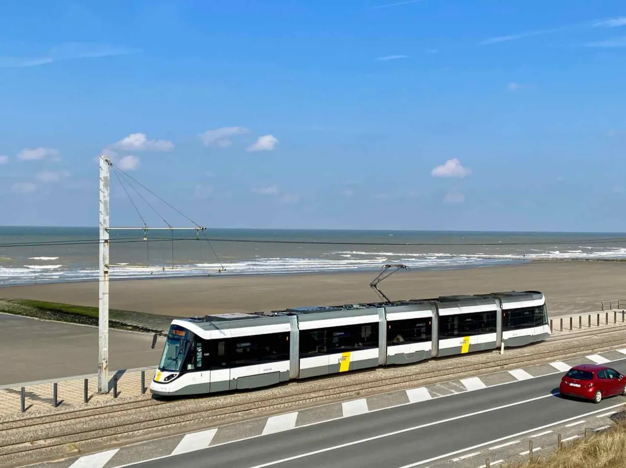 Plage c&ocirc;te belge tram