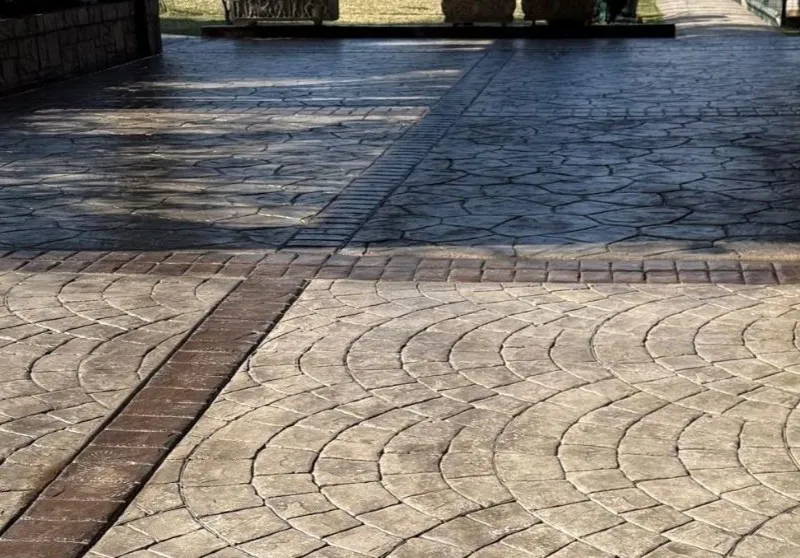 podjazd beton stemplowany vs kostka brukowa aranżacje