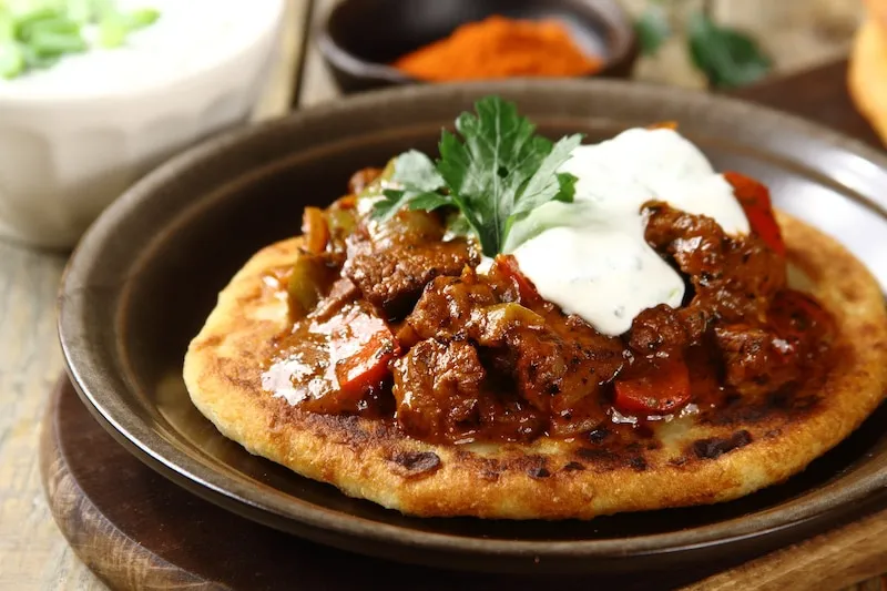 Węgierskie dania tradycyjne gulasz langosz