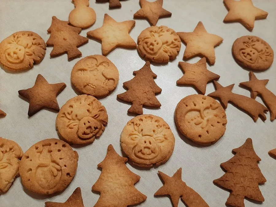 ciasteczka wykrawane nożem i ręcznie