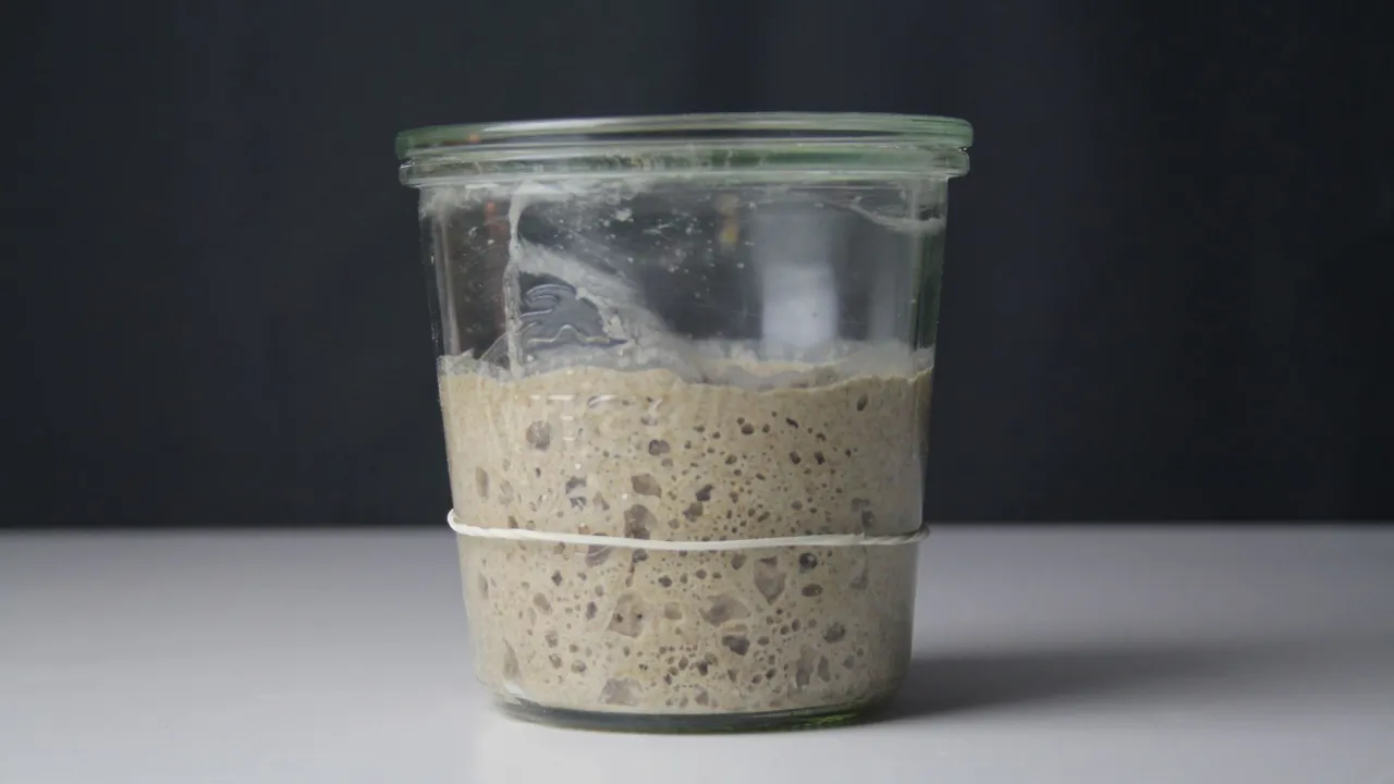 Dokarmianie zakwasu mąką