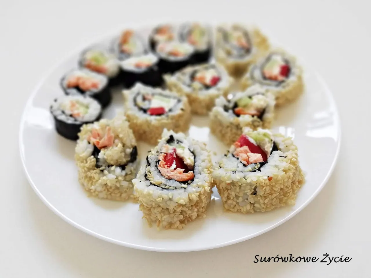 Uramaki sushi na talerzu, z łososiem i warzywami. Prosty przepis na to, jak zrobić uramaki w domu.