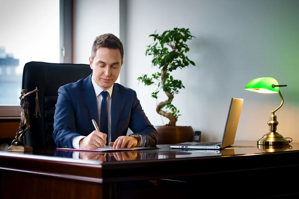 Notariusz podpisujący dokumenty sp&oacute;łki