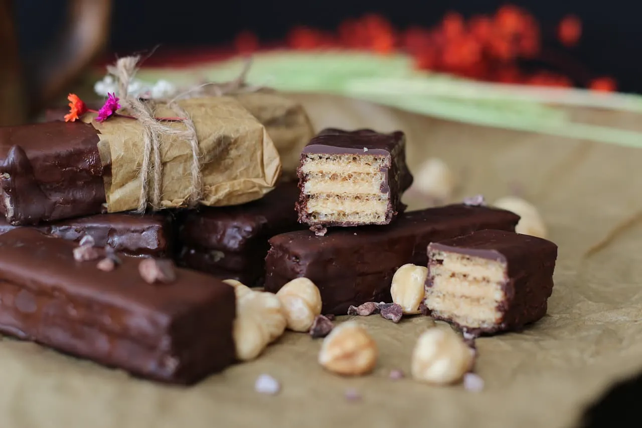 Czekoladowe batony proteinowe z chrupiącym waflem i orzechami. Idealne, gdy zastanawiasz się, jak zrobić batona proteinowego.