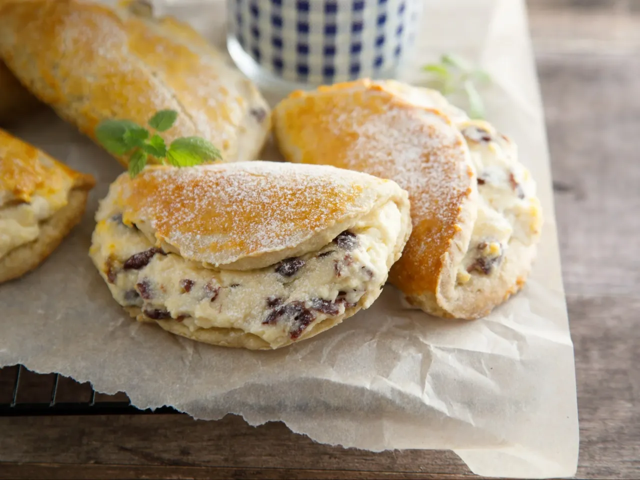 Pyszne bułeczki z twarogiem i rodzynkami, posypane cukrem pudrem. Idealne, gdy zastanawiasz się, co zrobić z twarogu.