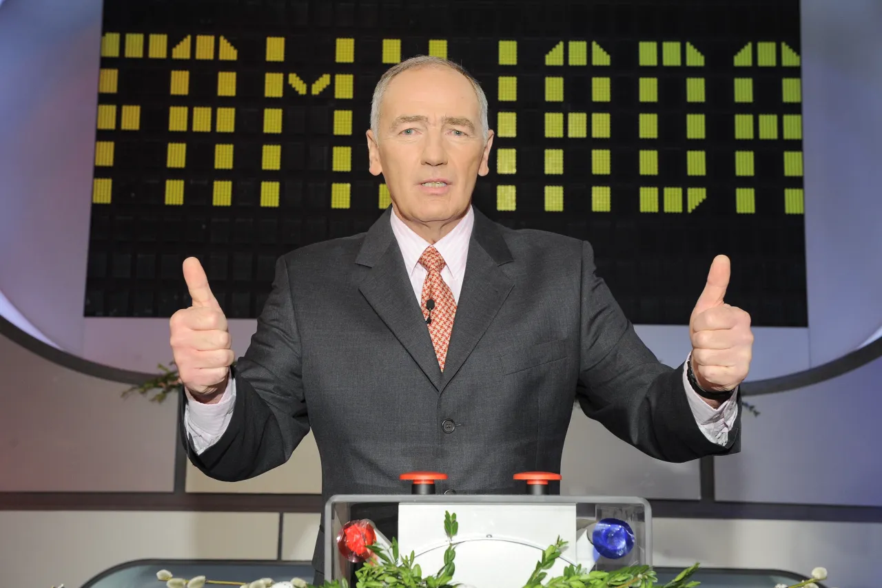 Karol Strasburger, prowadzący Familiadę, pokazuje kciuki do g&oacute;ry.