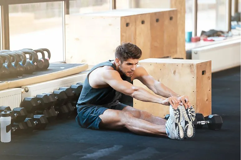 Osoba wykonująca rozgrzewkę przed rozciąganiem