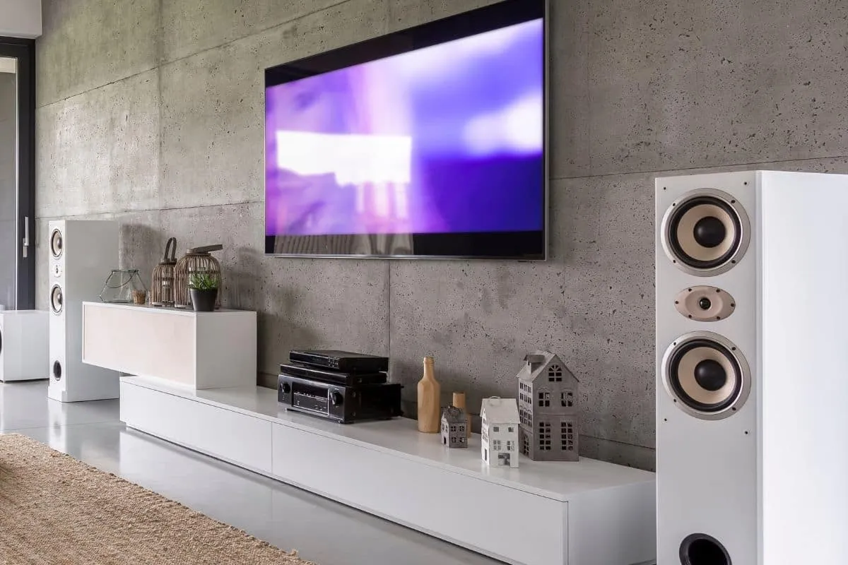 r&oacute;żne porty telewizora i głośnik&oacute;w