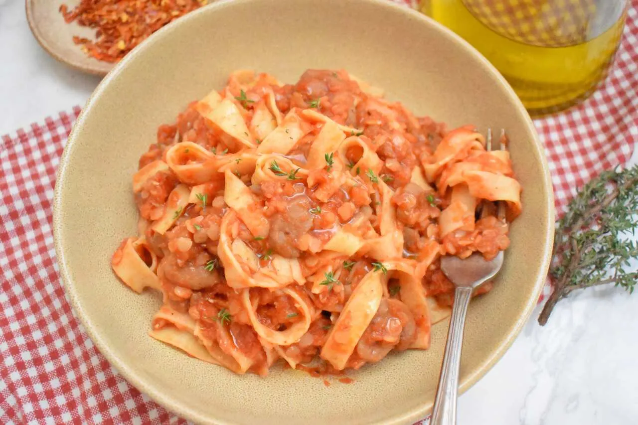 spaghetti z sosem z czerwonej soczewicy na talerzu