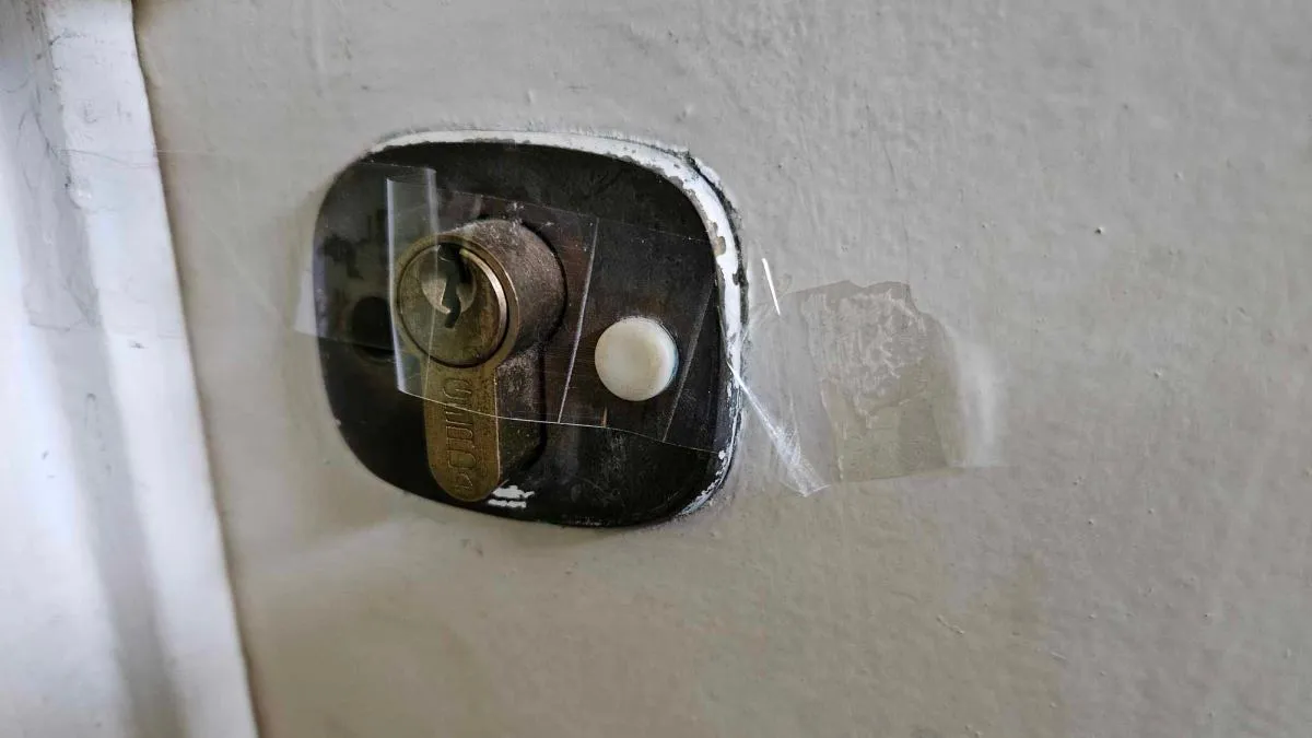 Taśma klejąca na zamku drzwi test złodziei