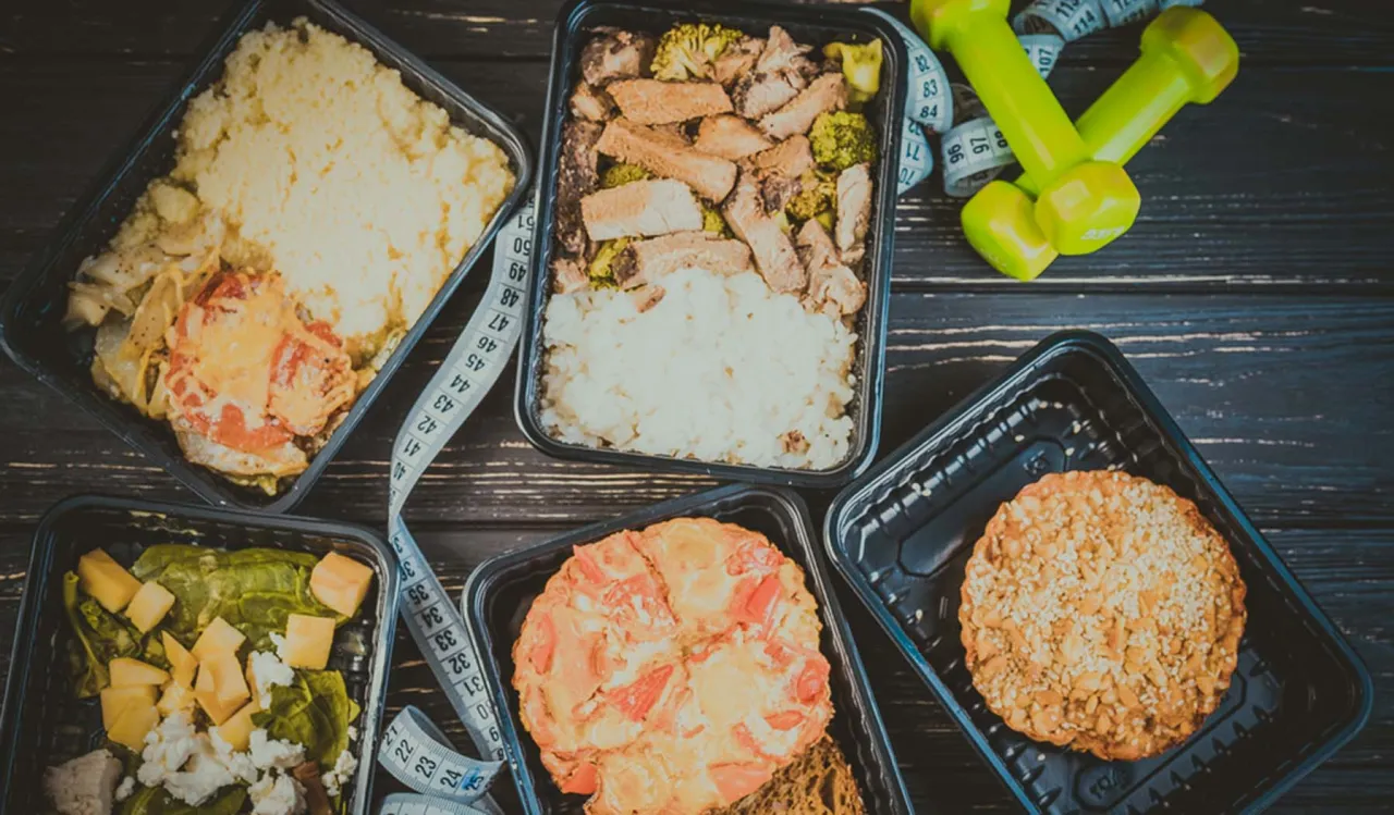 Różne rodzaje cateringu, catering eventowy, catering biurowy, dieta pudełkowa