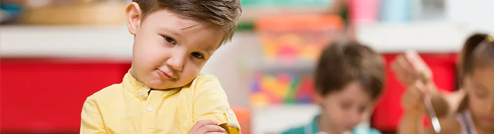 dzieci w różnym wieku, nastolatek zamyślony, dziecko w przedszkolu