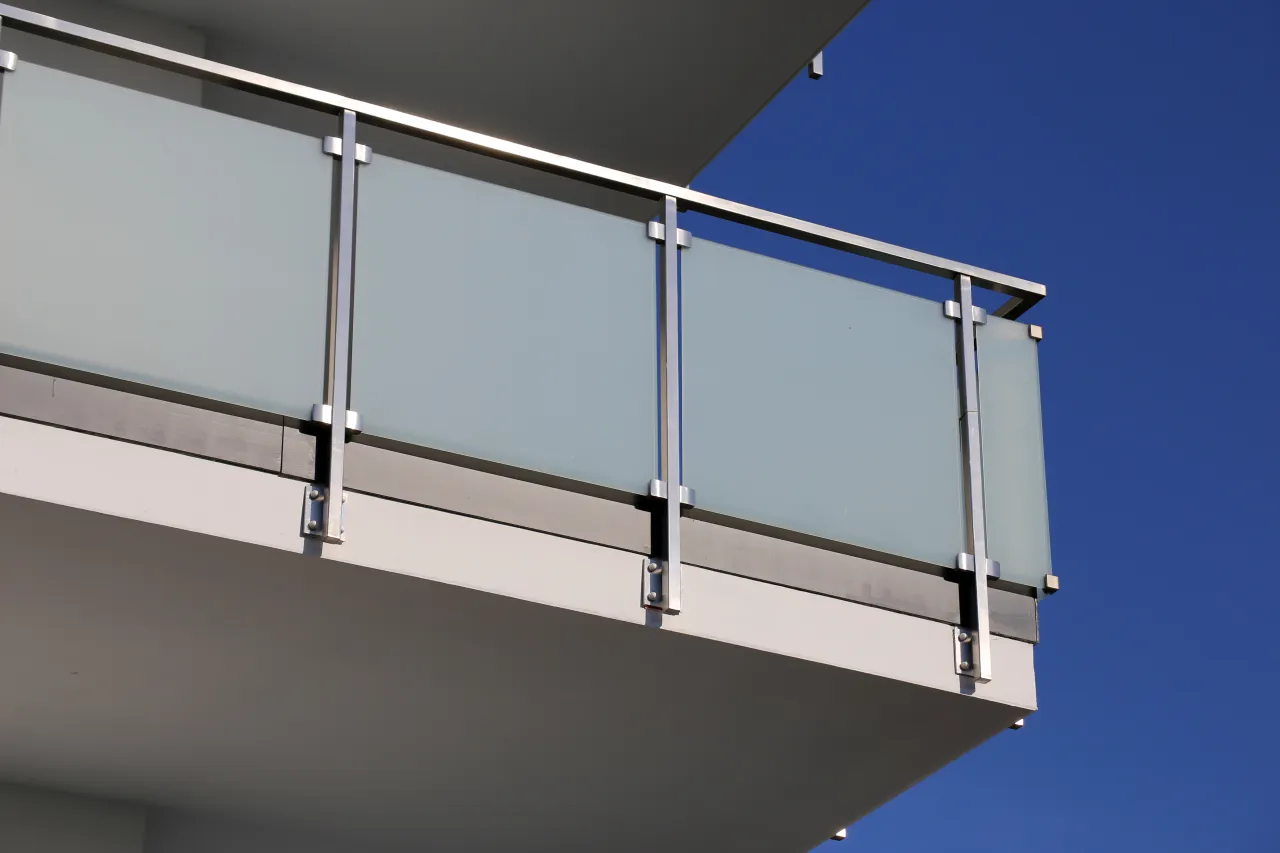 Zdjęcie Jak zrobić barierkę na balkon: krok po kroku bez błędów i kosztów