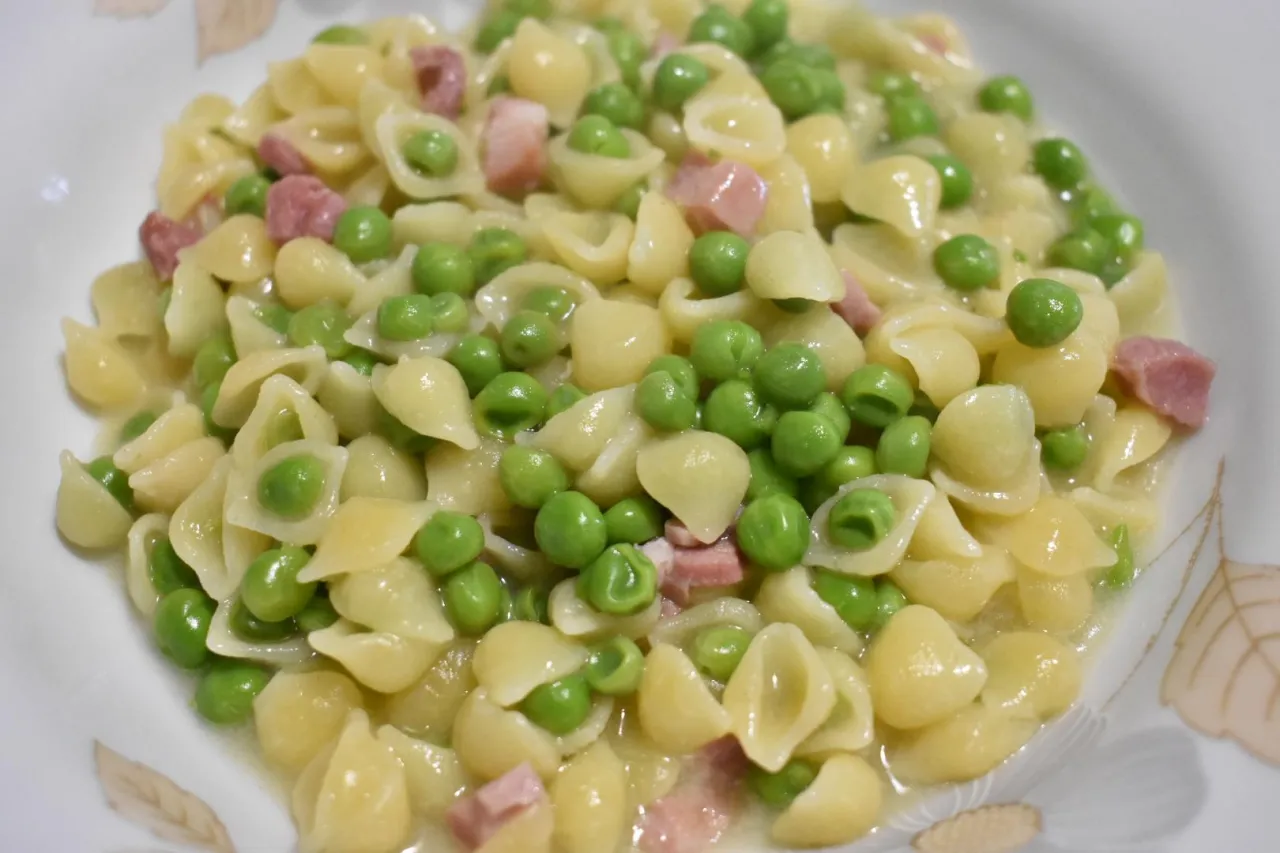ingredienti pasta piselli pancetta