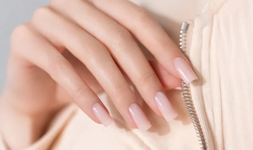 Paznokcie nude na dłoniach