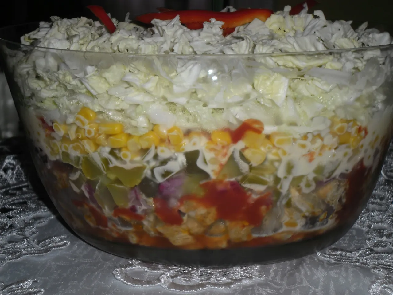 Zdjęcie Jak zrobić sałatkę gyros warstwowa, która zachwyci gości na imprezie
