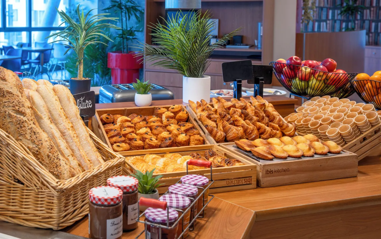 Pyszne śniadanie w ibis hotel paris: świeże bagietki, rogaliki, babeczki i dżemy.