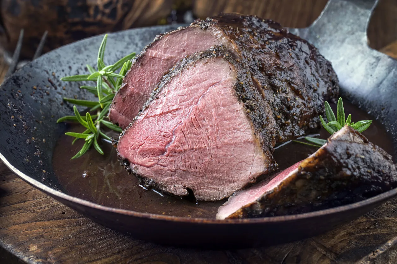 Soczysty schab z jelenia, idealnie upieczony, z przyprawami i rozmarynem. Oto jak przygotować schab z jelenia, by był tak pyszny!