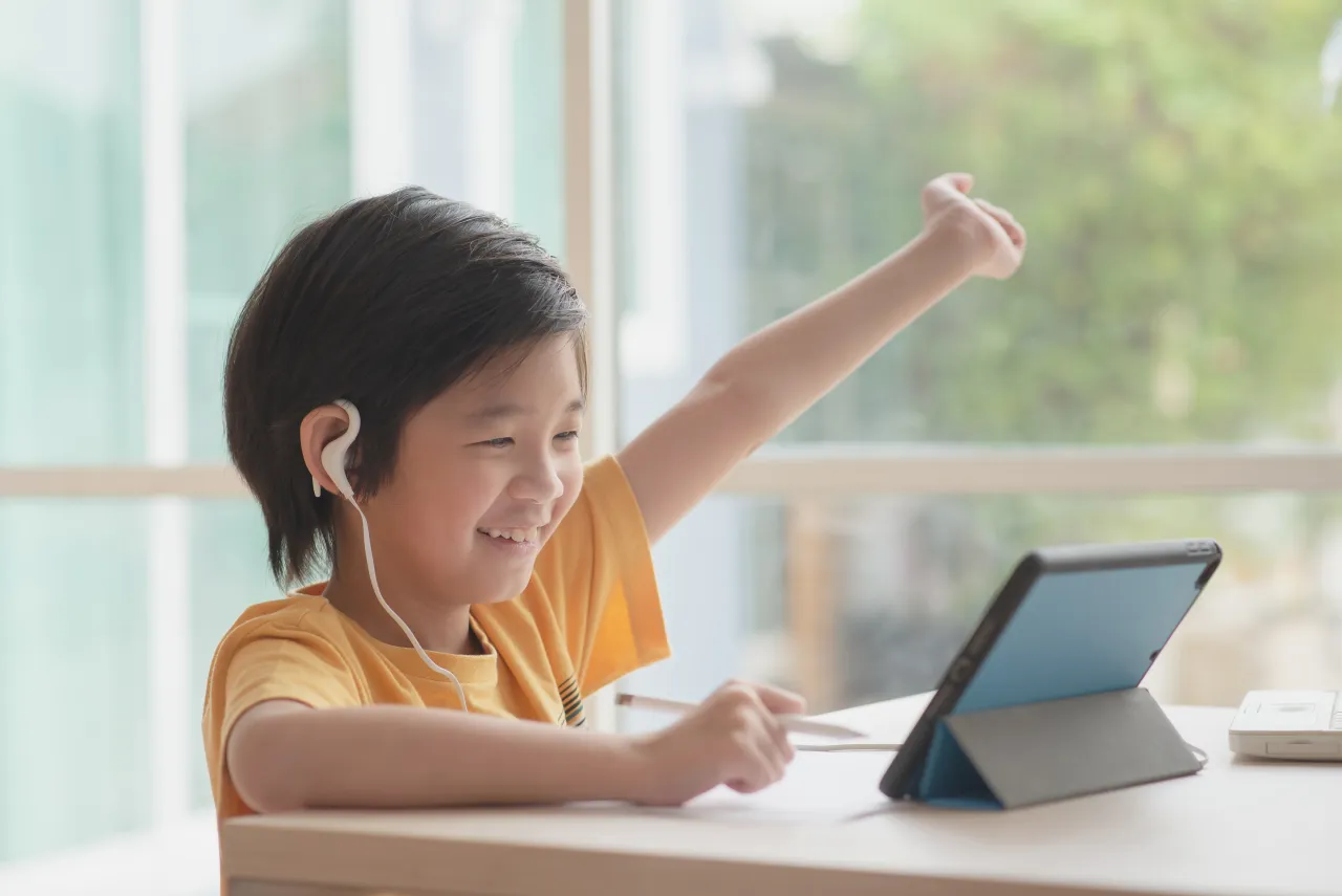 dzieci w różnym wieku uczące się zdalnie