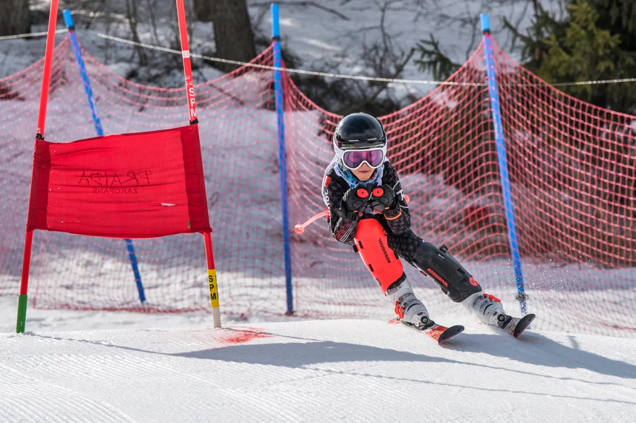 dziecko w rękawicach narciarskich jednopalczastych i pięciopalcowych