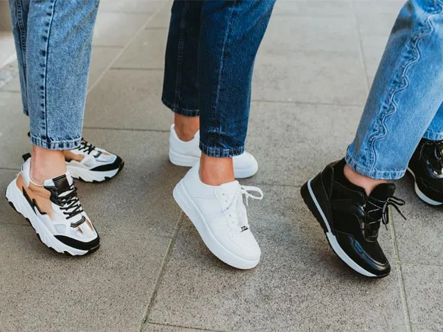 Modne buty na 15 stopni: botki, sneakersy, mokasyny