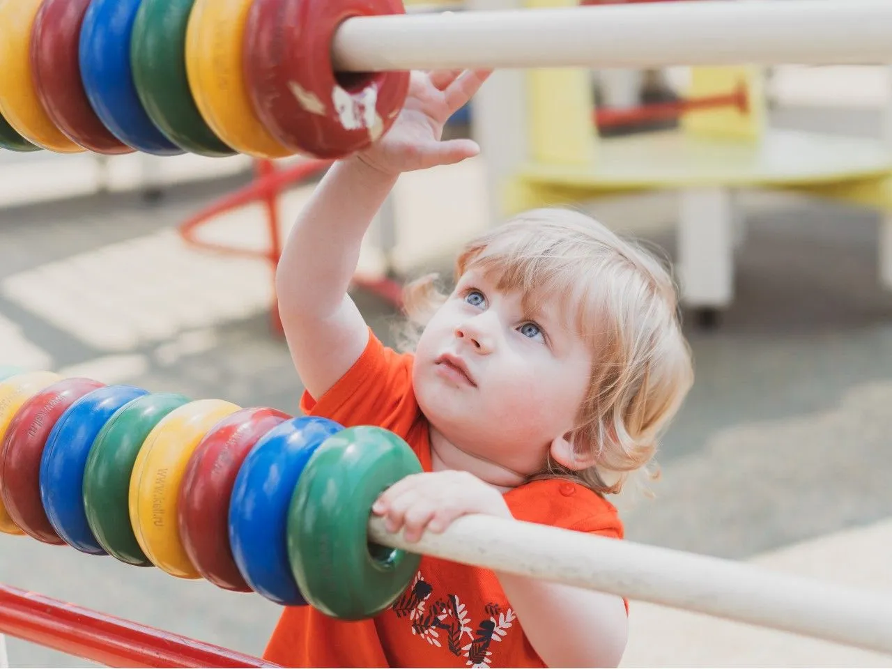 zabawki sensoryczne dla 2 latka przegląd