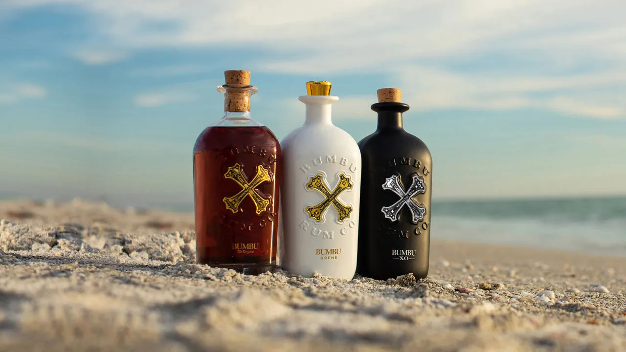 Biały i ciemny rum w butelkach